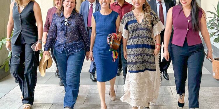 Corean a Claudia Sheinbaum en Informe del Presidente AMLO