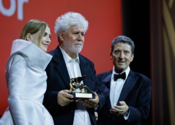 Pedro Almódovar recibió el León de Oro en el 81° Festival de Cine de Venecia