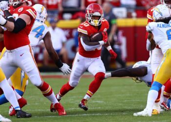 Mahomes lidera voltereta de Jefes ante Cargadores
