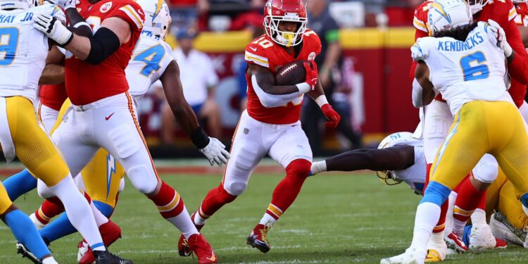 Mahomes lidera voltereta de Jefes ante Cargadores