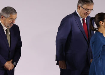 México decide sobre sus propios intereses, responde Ebrard a diario de EUA