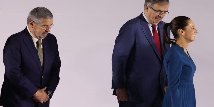 México decide sobre sus propios intereses, responde Ebrard a diario de EUA