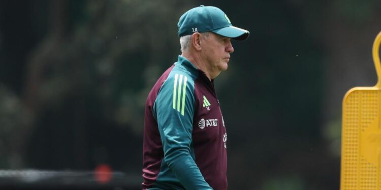 Entrena Javier Aguirre con los convocados para el juego vs EUA