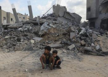 Israel bombardea escuela y mata a 28 personas, incluidos niños