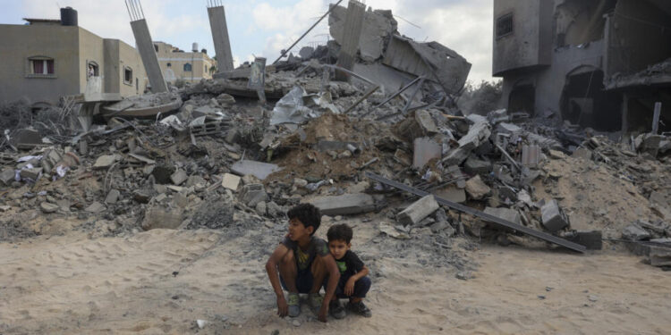 Israel bombardea escuela y mata a 28 personas, incluidos niños