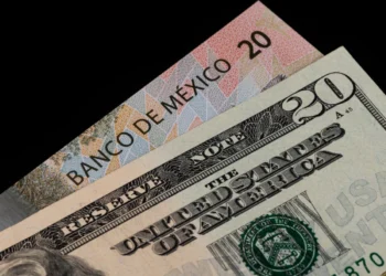 Dólar le gana terreno al peso por tercer día