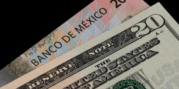 Dólar le gana terreno al peso por tercer día