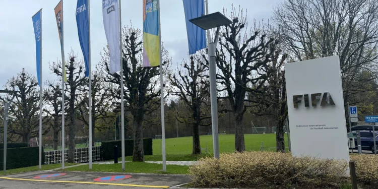 Futbolistas denuncian a la FIFA por abuso de poder