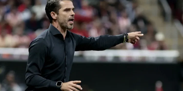 Chivas Rayadas anuncia la salida de su DT, Fernando Gago