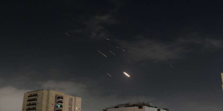 Israel lanza ataques contra objetivos militares en Irán en respuesta a agresiones regionales