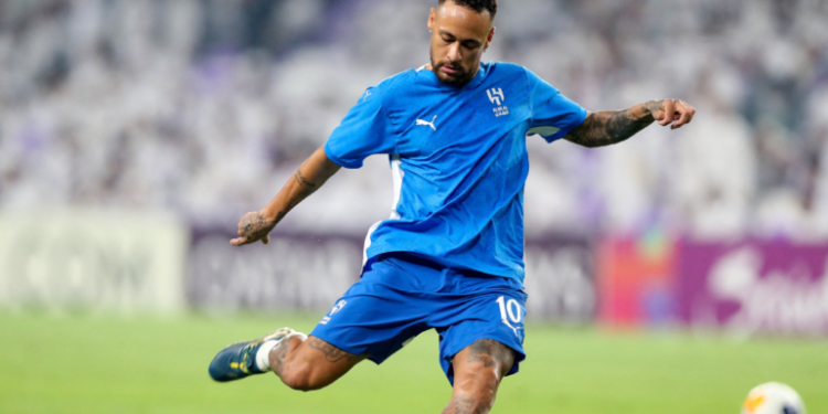Neymar regresa a las canchas tras un año lesionado