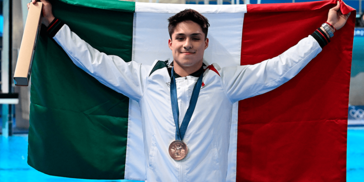 Regresan beca deportiva al medallista olímpico Osmar Olvera