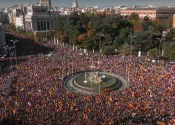 Multitudinaria protesta en Madrid exige la dimisión de Pedro Sánchez