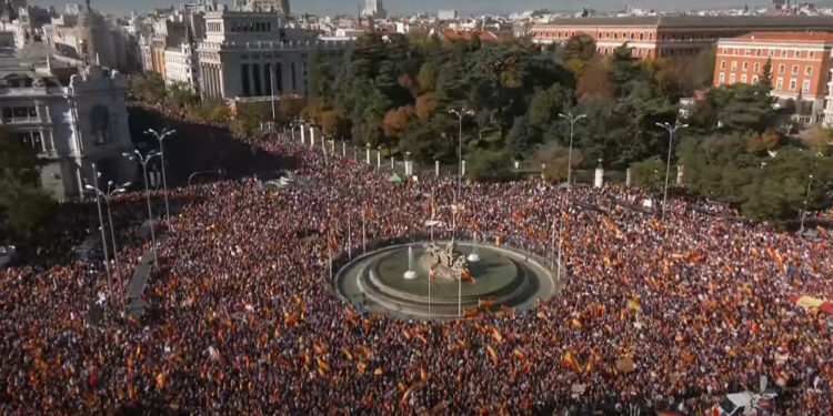 Multitudinaria protesta en Madrid exige la dimisión de Pedro Sánchez