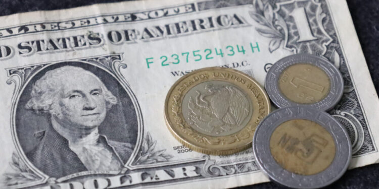 Sube el dólar en jornada difícil para divisas emergentes