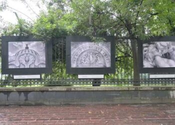 Fotografías sobre el arte decorativo del Palacio de Bellas Artes en la Galería abierta de las rejas de Chapultepec