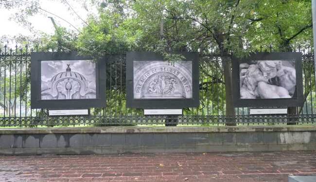Fotografías sobre el arte decorativo del Palacio de Bellas Artes en la Galería abierta de las rejas de Chapultepec