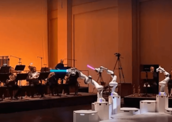 Robot de tres brazos dirige orquesta en Alemania