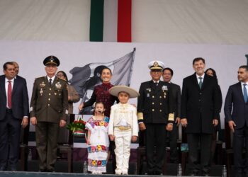 El mundo entero ve a México con admiración; las y los mexicanos en EUA son héroes de la patria: Sheinbaum
