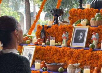 Claudia Sheinbaum Presenta Ofrenda del Día de Muertos en Palacio Nacional en Honor a las Mujeres que Dieron Patria