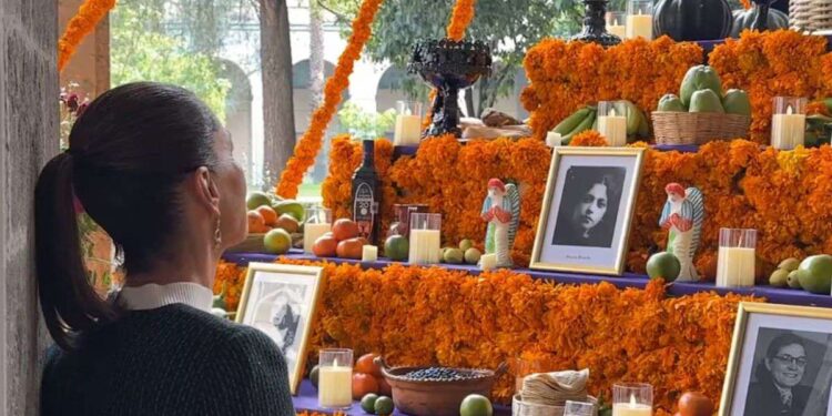 Claudia Sheinbaum Presenta Ofrenda del Día de Muertos en Palacio Nacional en Honor a las Mujeres que Dieron Patria