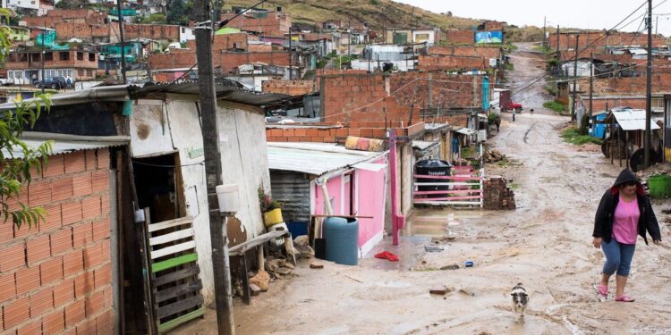 Disminuye ligeramente la pobreza en América Latina
