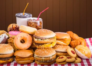 Comida chatarra representa el 70% de los costos ocultos mundiales