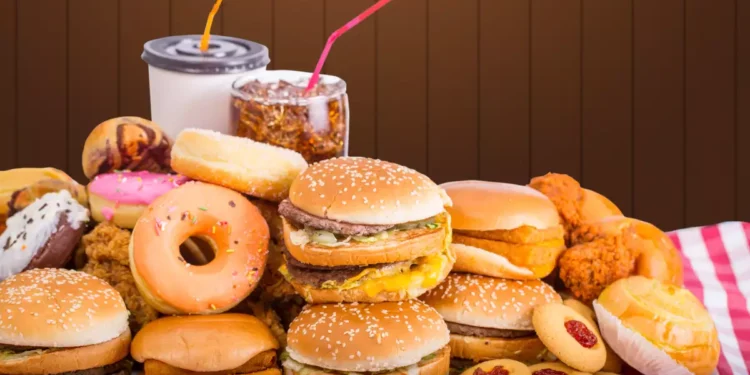 Comida chatarra representa el 70% de los costos ocultos mundiales