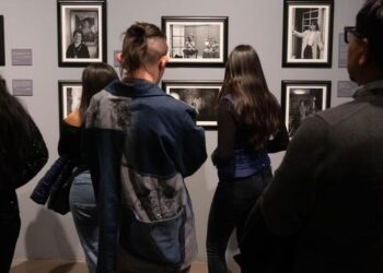 El fotógrafo Barry Domínguez invita a enamorarse de la literatura femenina a través de sus retratos