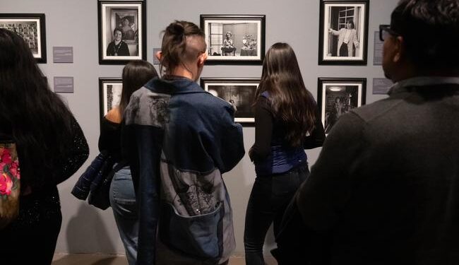 El fotógrafo Barry Domínguez invita a enamorarse de la literatura femenina a través de sus retratos