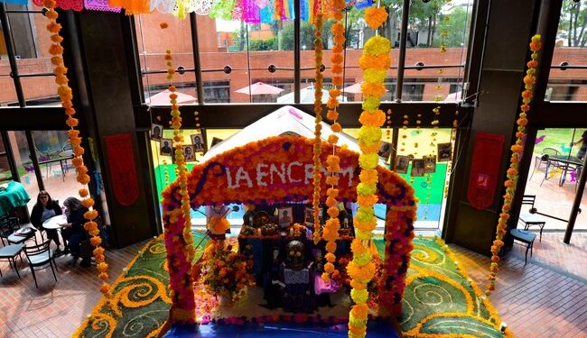 La ENCRyM inaugura su ofrenda de Día de Muertos con premiación de concursos
