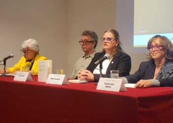 La poeta Beatriz Saavedra compartió con su público “Al espejo del tiempo” en la Sala Adamo Boari