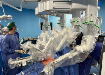 Realizan en EUA primer trasplante doble de pulmones solamente con robots