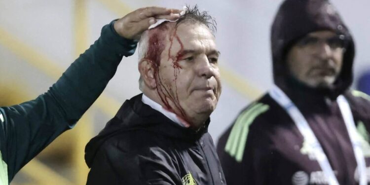 Femexfut exige a la Concacaf que se aplique el reglamento tras agresión a Javier Aguirre