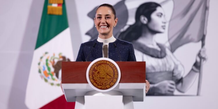 Sheinbaum firma decreto para proteger a la industria textil nacional y fortalecer el desarrollo económico de México