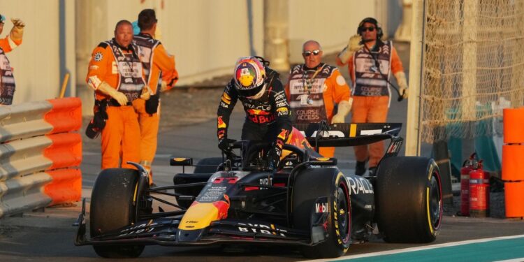 Checo Pérez termina su peor temporada con Red Bull de la peor forma