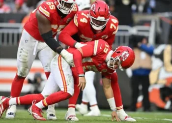 Patrick Mahomes se lesiona en juego de la NFL ante Cleveland