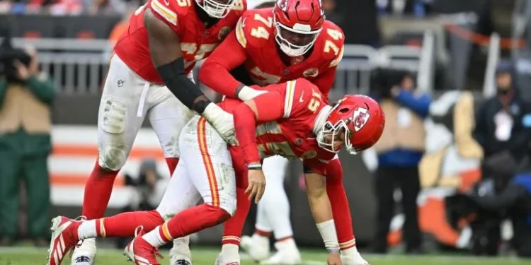 Patrick Mahomes se lesiona en juego de la NFL ante Cleveland