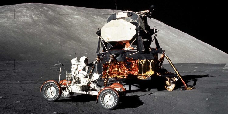 Analiza la NASA formas de reducir polvo lunar en vehículos espaciales