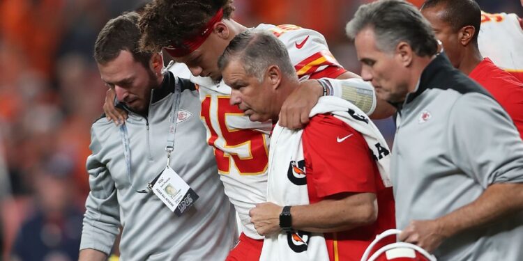 Lesión en el tobillo de Patrick Mahomes lo alejaría del juego contra Texans