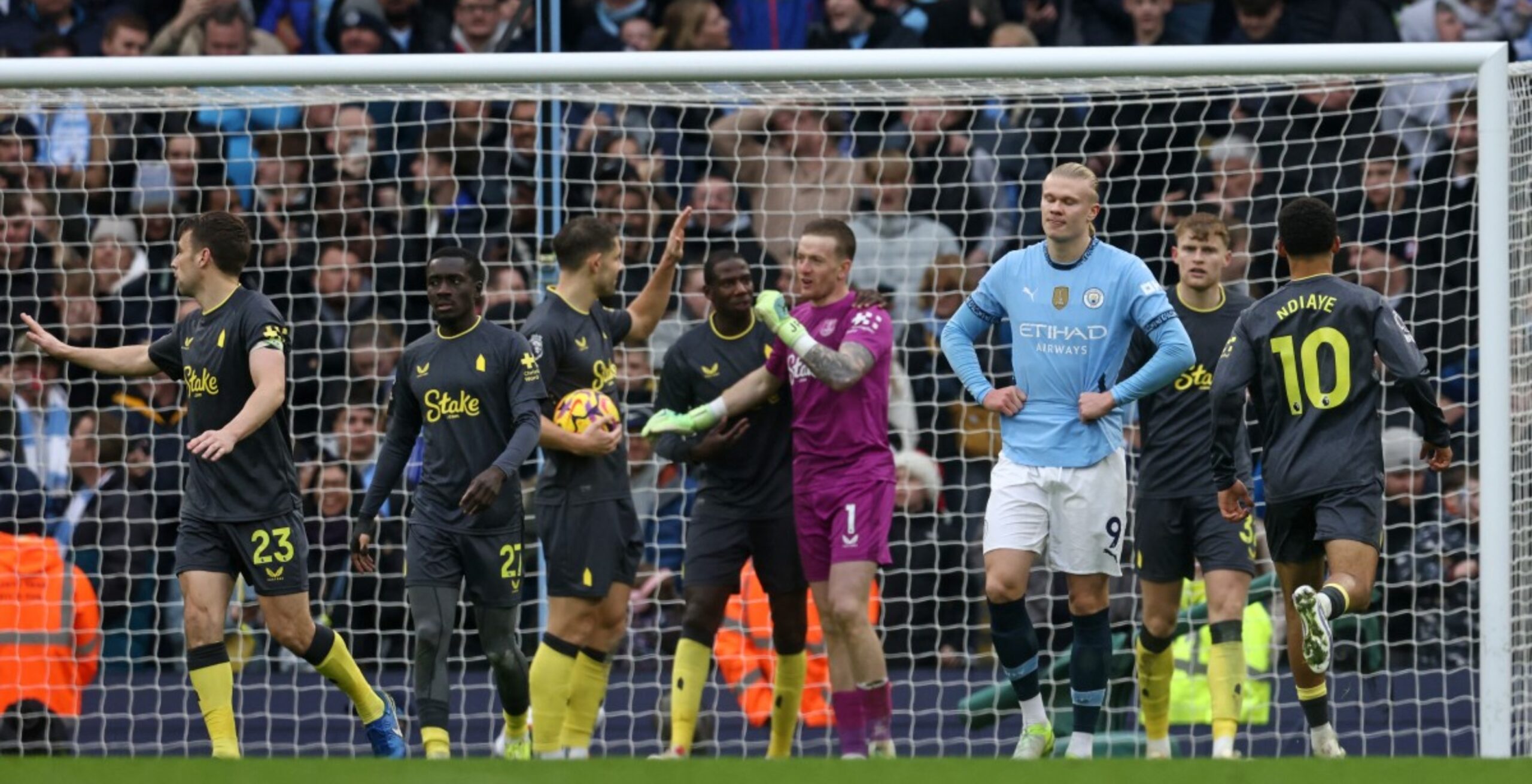 Manchester City sigue de malas al empatar y fallar penal