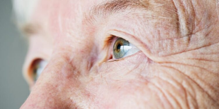 Investigadores coreanos desarrollan colirio para tratar a adultos mayores