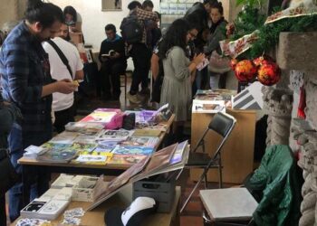 El mercadito literario de invierno y el primer “Festival Fanzinomaquia” atraen a lectores de diversas edades