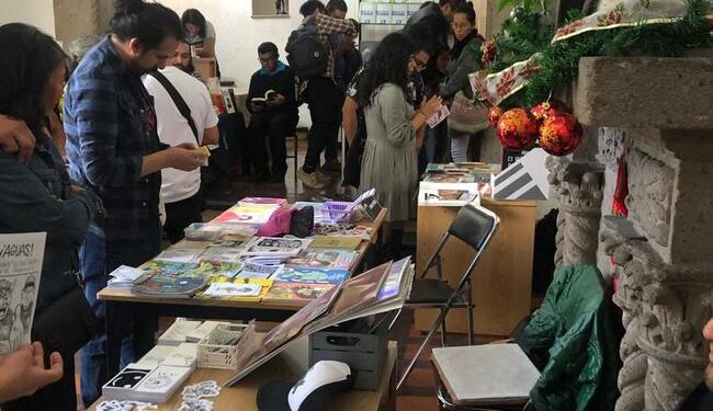 El mercadito literario de invierno y el primer “Festival Fanzinomaquia” atraen a lectores de diversas edades