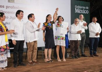 Entrega presidenta Claudia Sheinbaum 117 títulos profesionales a egresados de las Universidades «Benito Juárez» en Yucatán