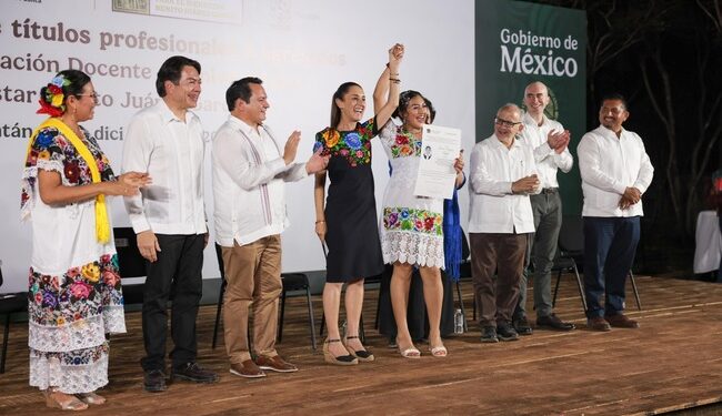 Entrega presidenta Claudia Sheinbaum 117 títulos profesionales a egresados de las Universidades «Benito Juárez» en Yucatán