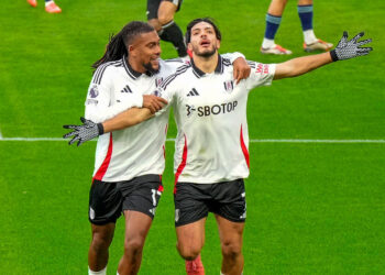 Iguala Raúl Jiménez en goles al Chicharito en la Liga Premier