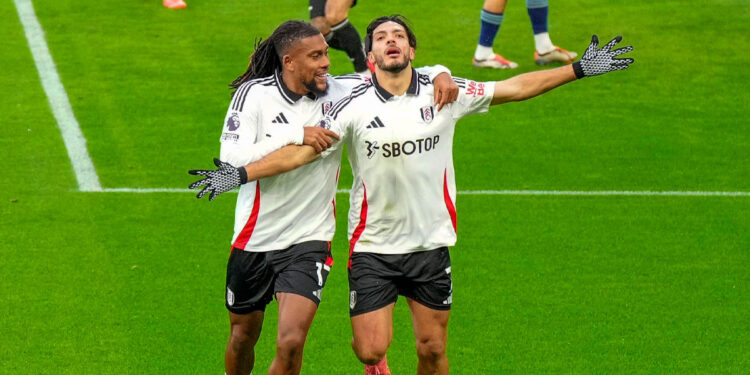 Iguala Raúl Jiménez en goles al Chicharito en la Liga Premier