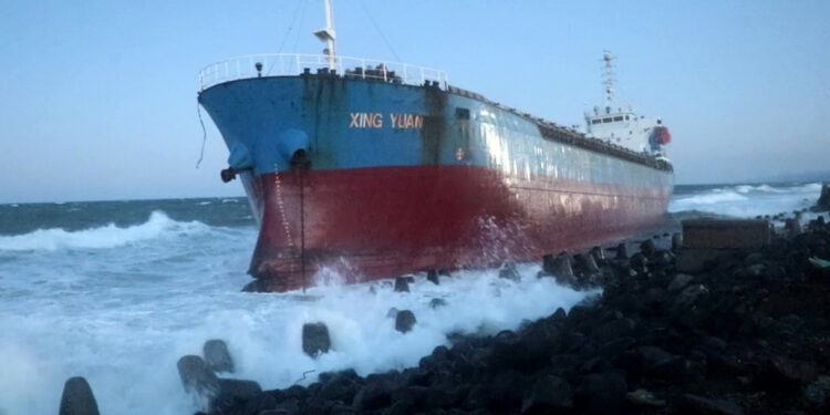 Petroleros rusos derraman combustible por tormenta extrema