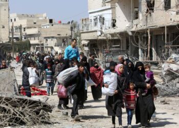 Casi 300 mil personas dejan sus hogares en Siria debido a la guerra